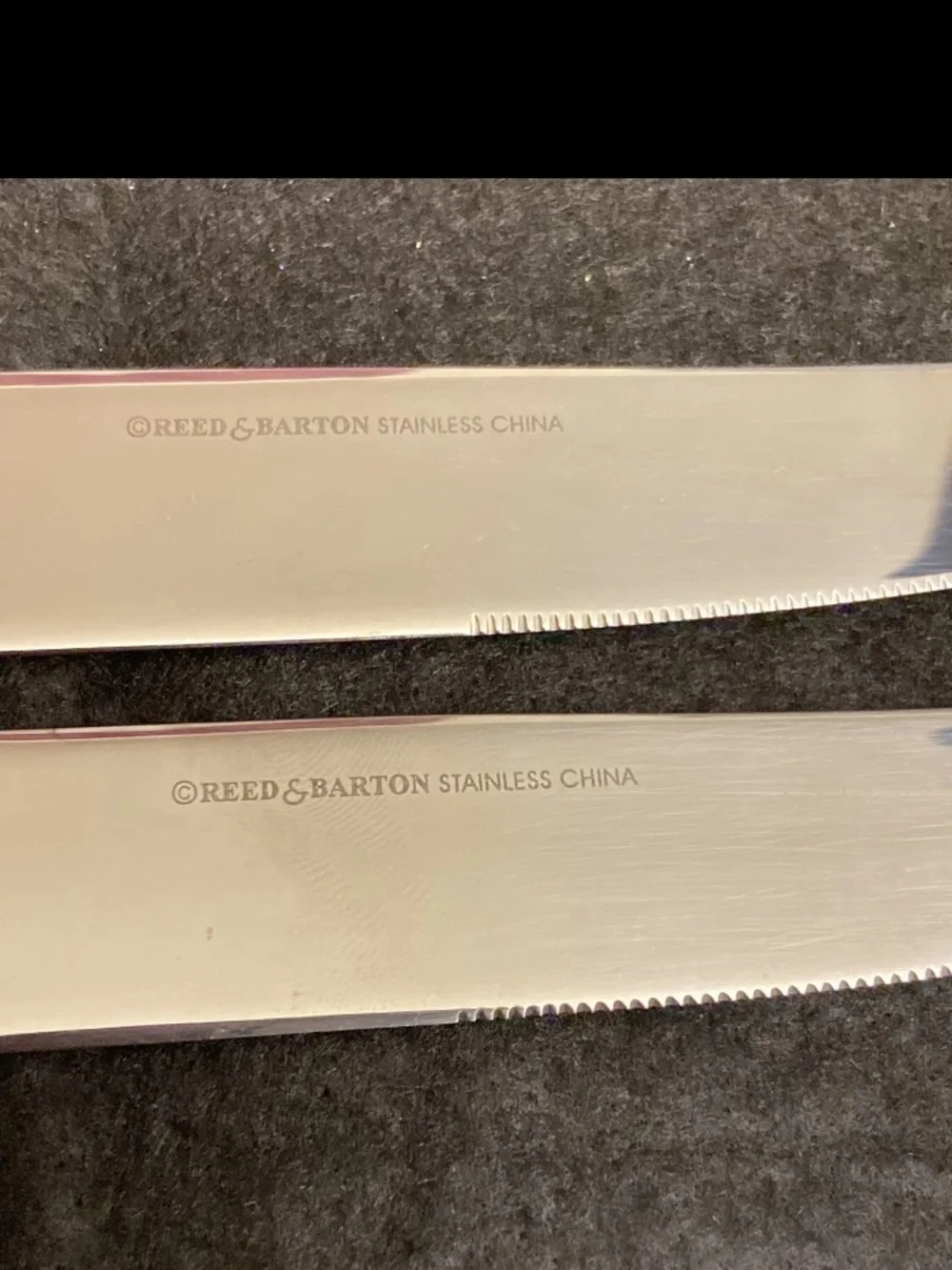 Reed & Barton Logo Stainless Lot of 4 Flatware Knives Set 9.5 Length.